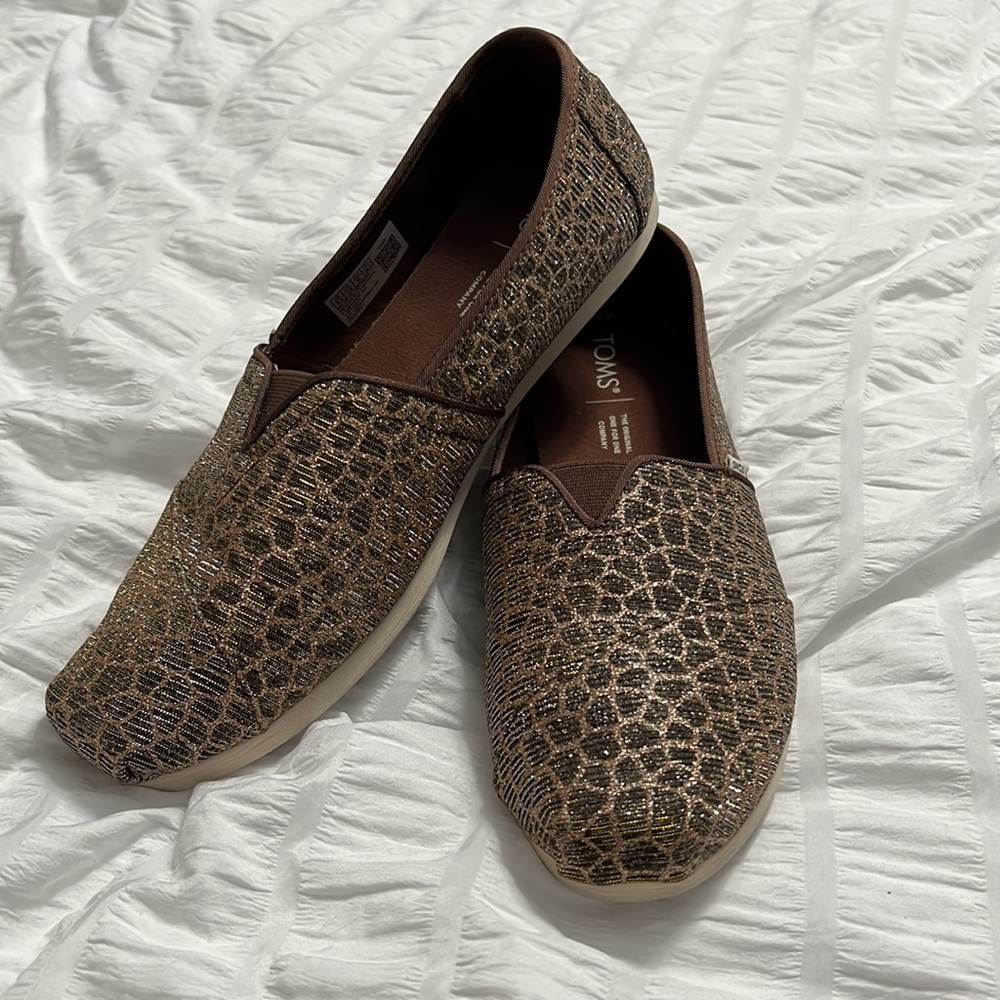 Toms 9.5 slip on